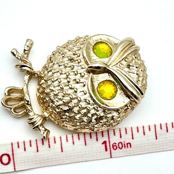 Vintage 70s Sarah Coventry Gold-Tone Owl Brooch W/ Green Eyes - Picture 9 of 9
